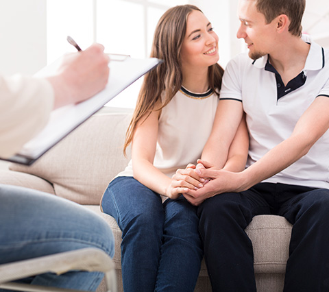 Pareja feliz durante terapia de pareja en Las Condes